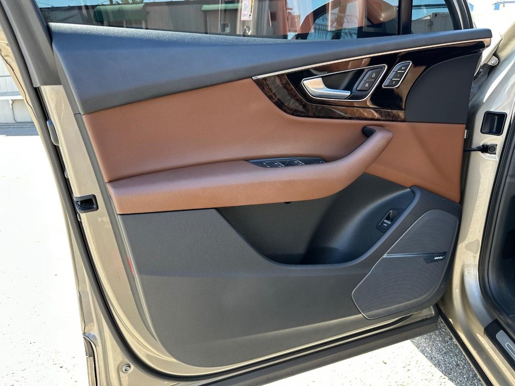 Audi Q7 Vehicle Full-screen Gallery Image 15