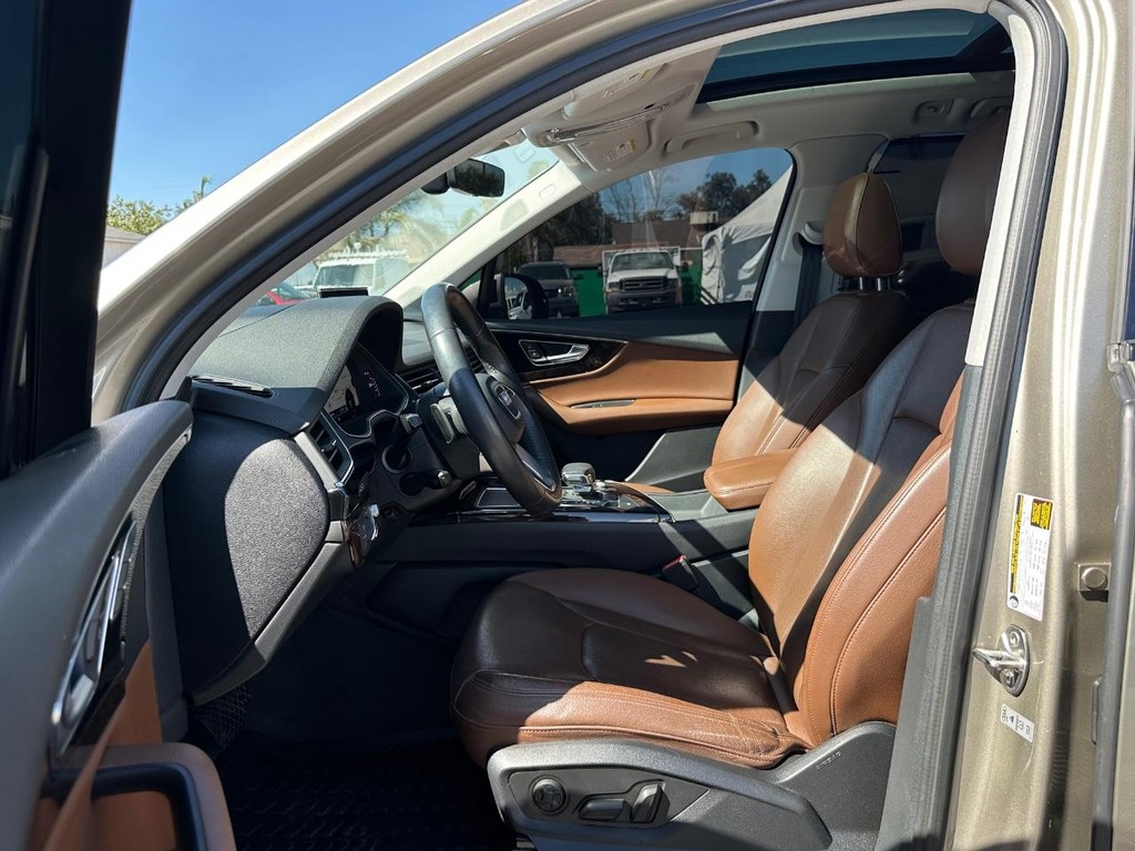 Audi Q7 Vehicle Full-screen Gallery Image 17