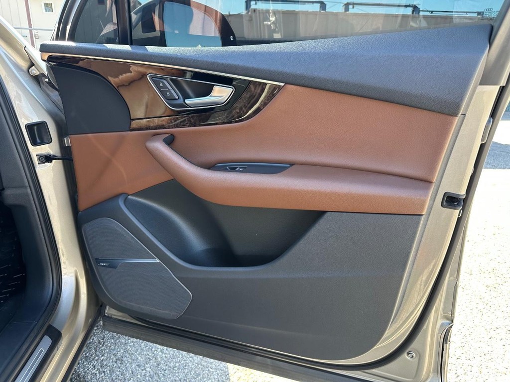 Audi Q7 Vehicle Full-screen Gallery Image 19