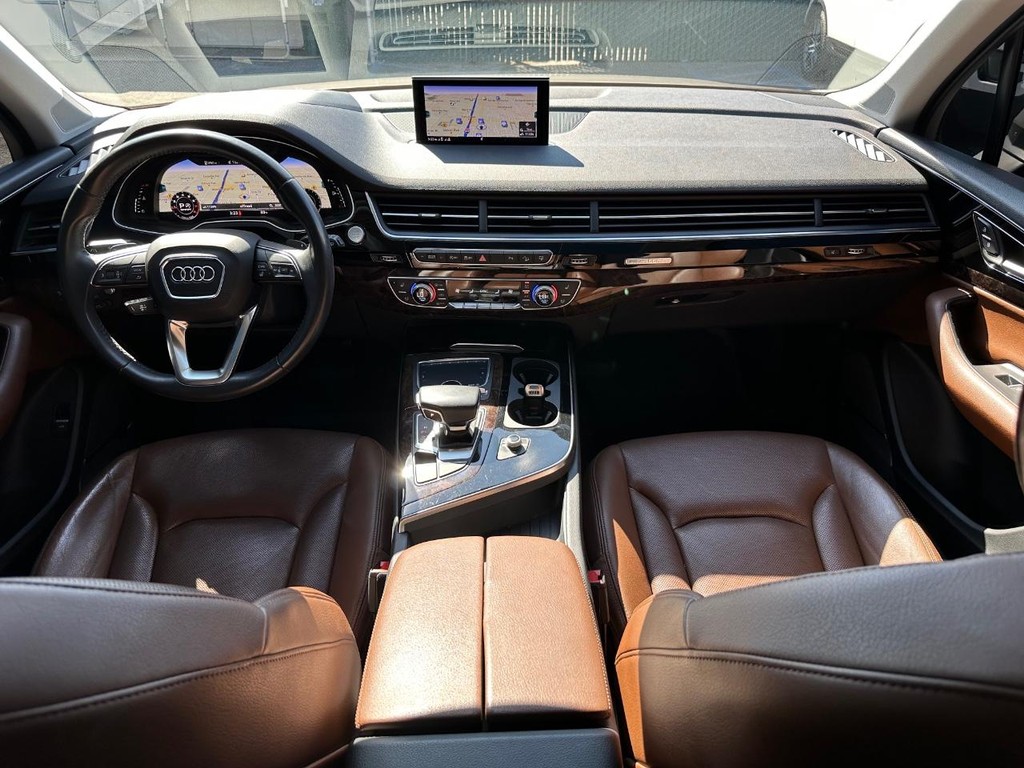 Audi Q7 Vehicle Full-screen Gallery Image 23