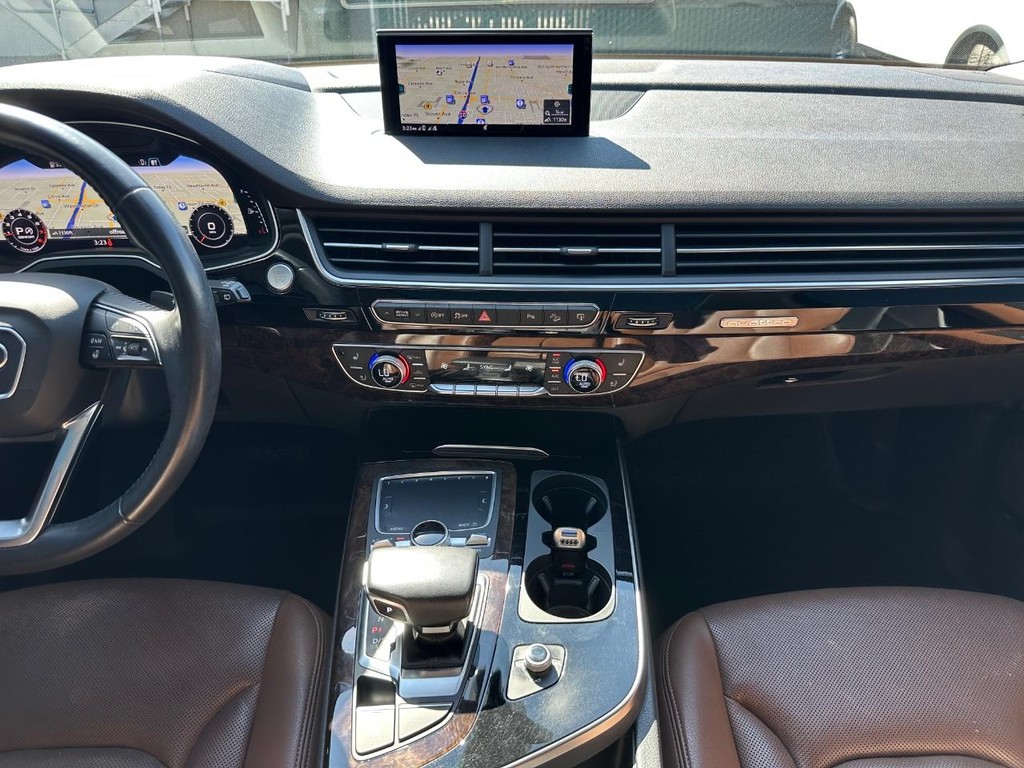 Audi Q7 Vehicle Full-screen Gallery Image 25