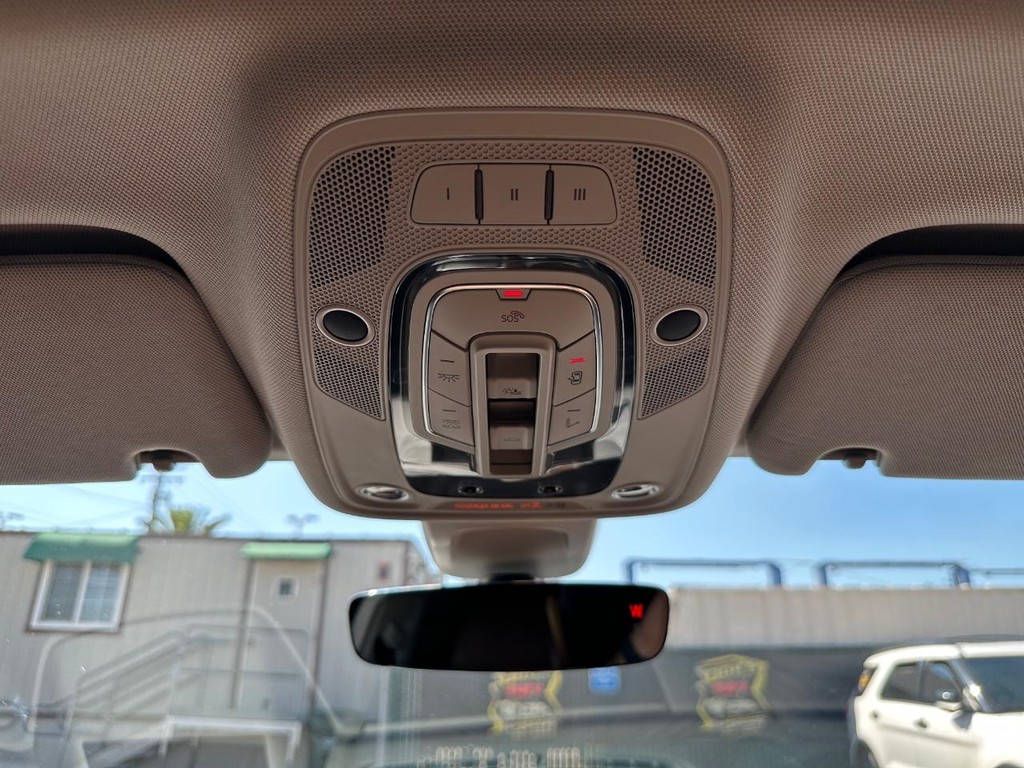 Audi Q7 Vehicle Full-screen Gallery Image 28