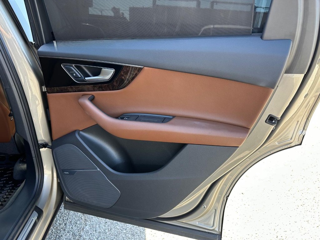 Audi Q7 Vehicle Full-screen Gallery Image 29