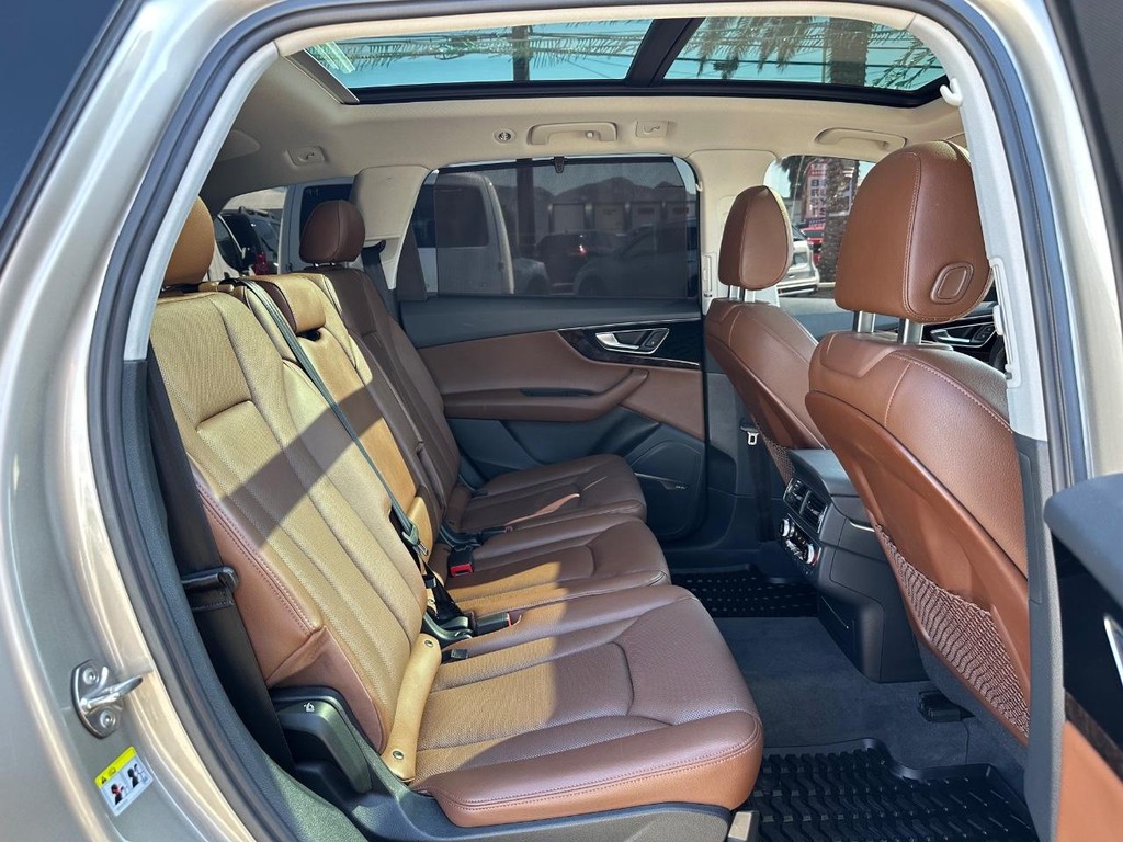 Audi Q7 Vehicle Full-screen Gallery Image 30