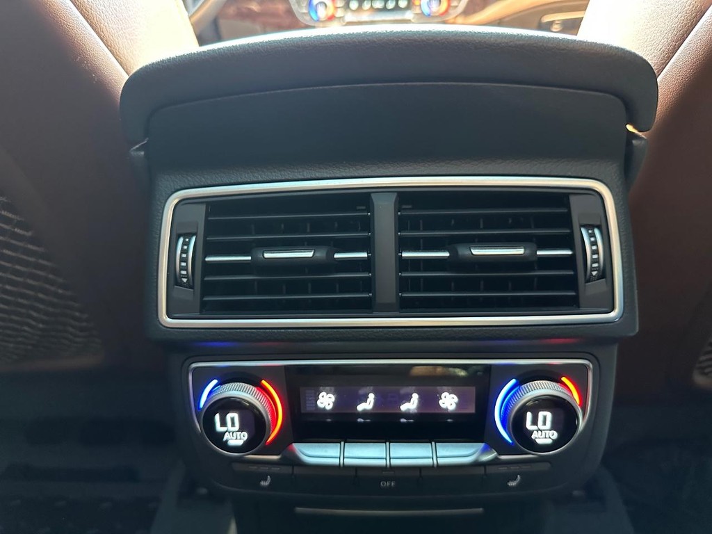 Audi Q7 Vehicle Full-screen Gallery Image 32