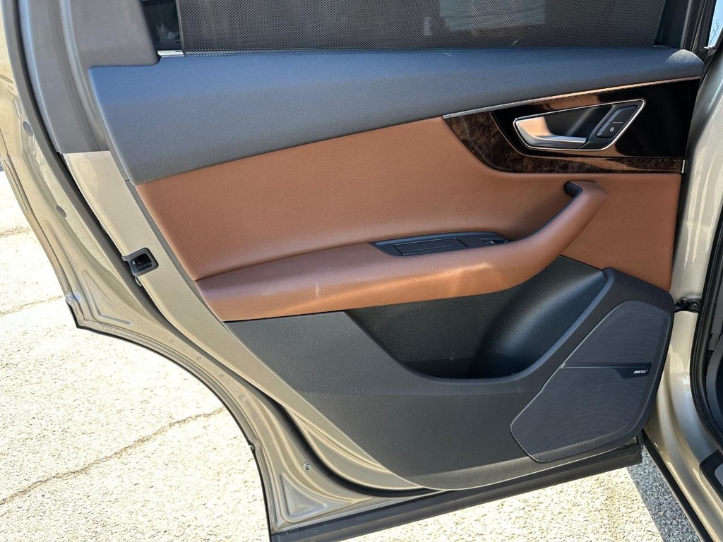 Audi Q7 Vehicle Full-screen Gallery Image 33