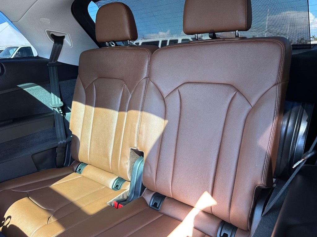 Audi Q7 Vehicle Full-screen Gallery Image 35