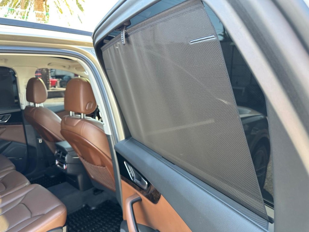 Audi Q7 Vehicle Full-screen Gallery Image 36