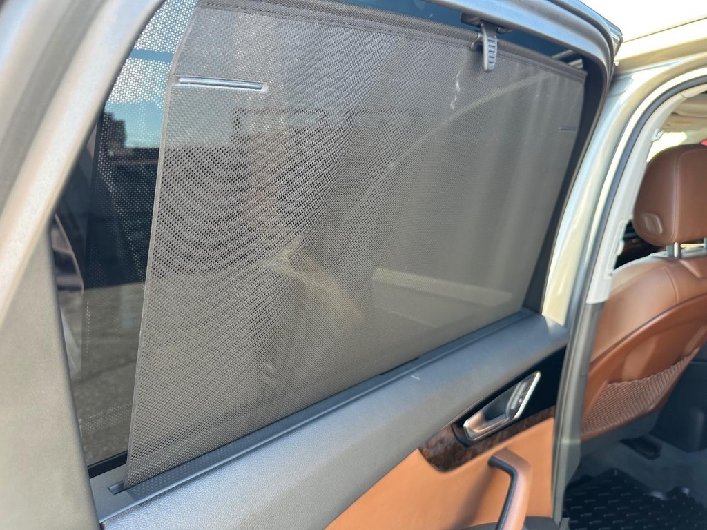 Audi Q7 Vehicle Full-screen Gallery Image 37