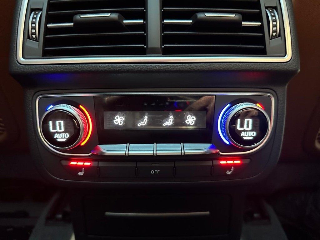 Audi Q7 Vehicle Full-screen Gallery Image 38