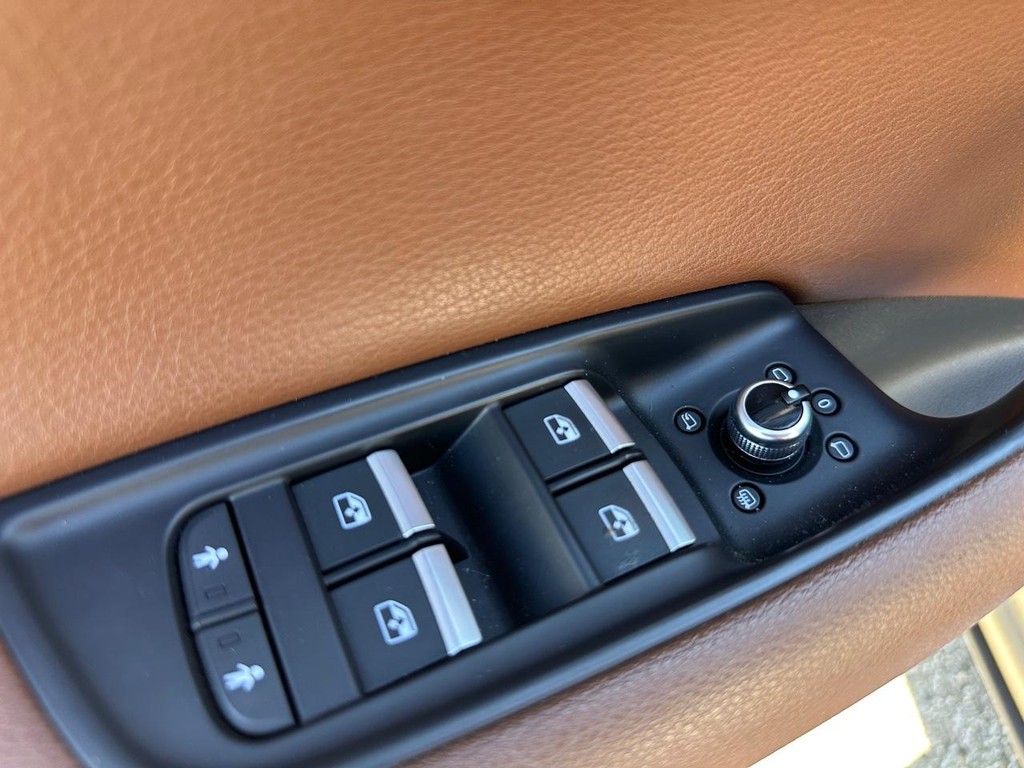 Audi Q7 Vehicle Full-screen Gallery Image 40