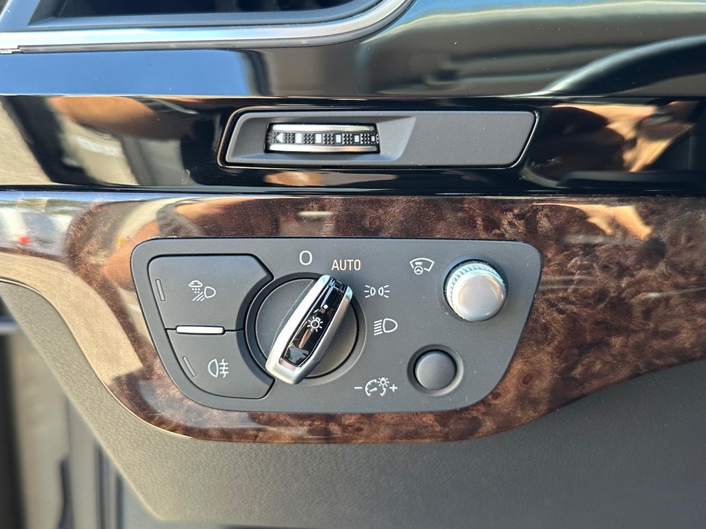 Audi Q7 Vehicle Full-screen Gallery Image 46