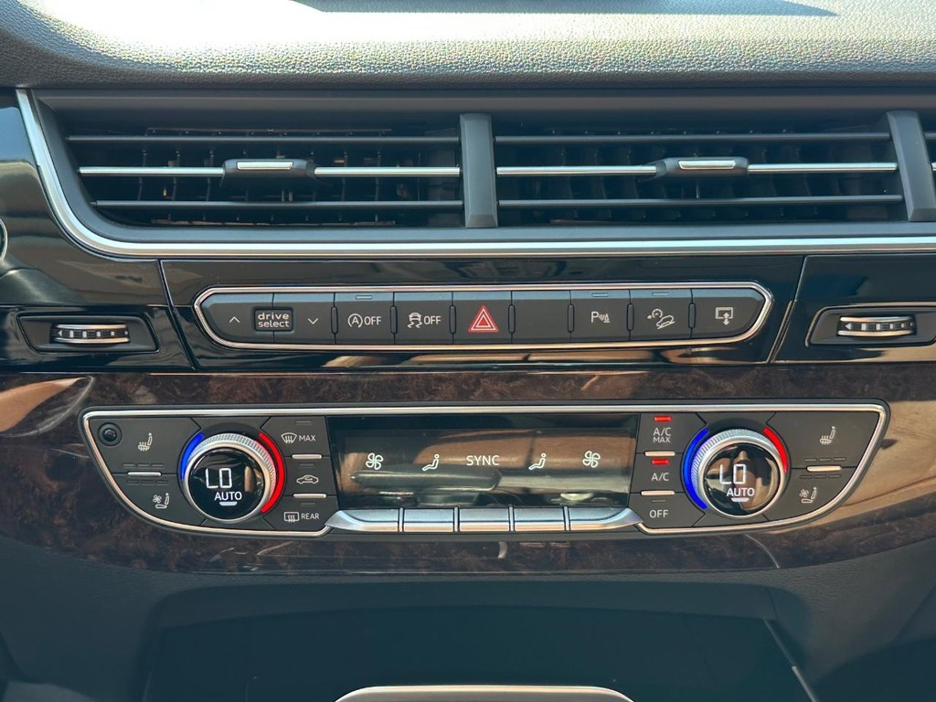 Audi Q7 Vehicle Full-screen Gallery Image 50