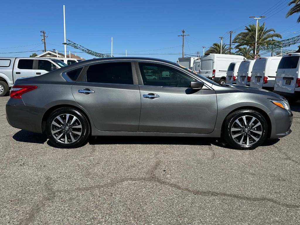 2016 Nissan Altima SV photo 2