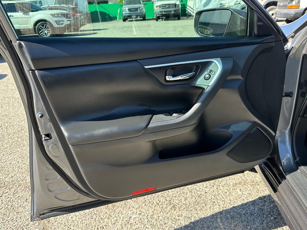 2016 Nissan Altima SV photo 9