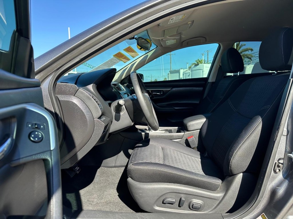 2016 Nissan Altima SV photo 11