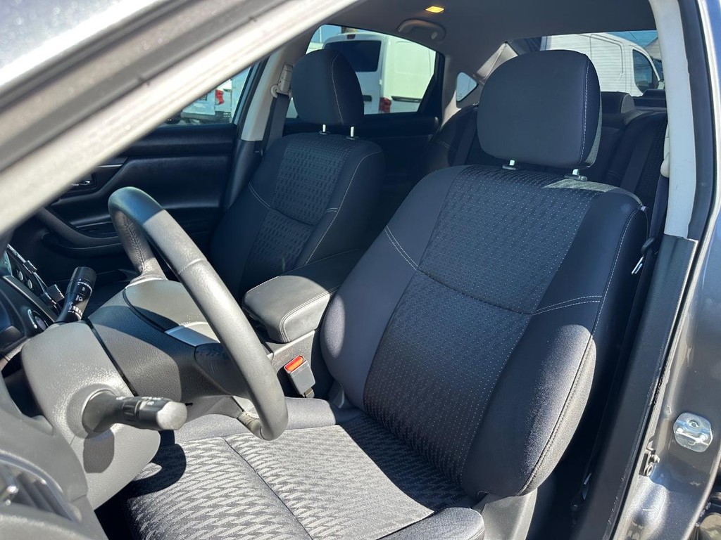 2016 Nissan Altima SV photo 12