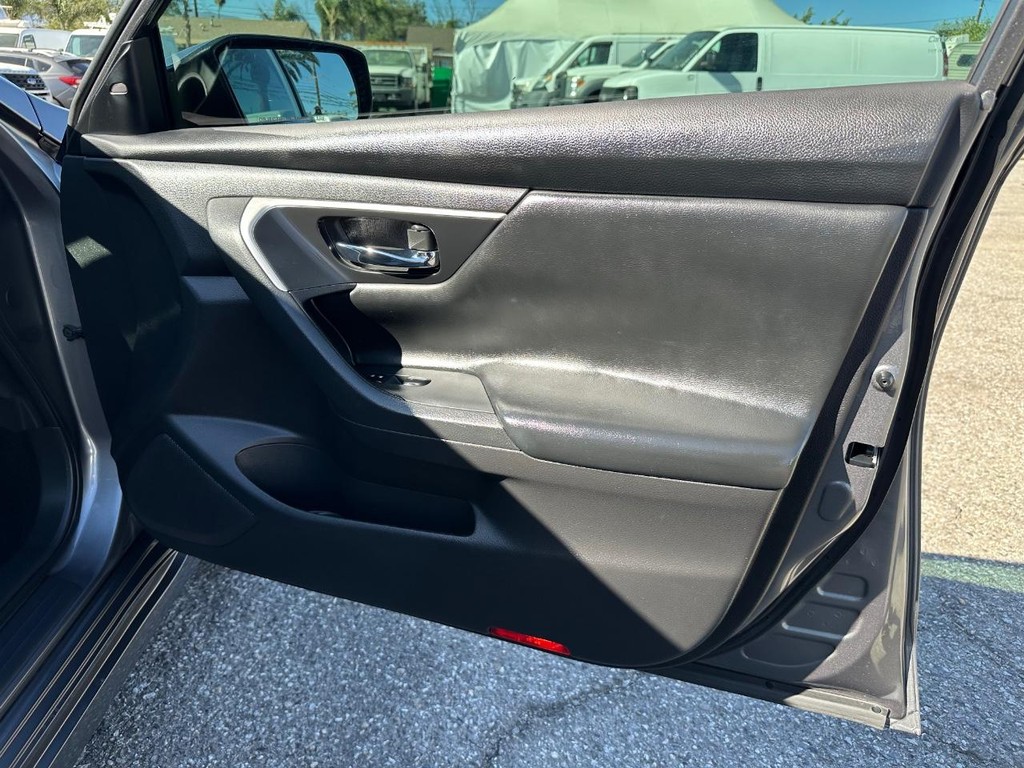 2016 Nissan Altima SV photo 13