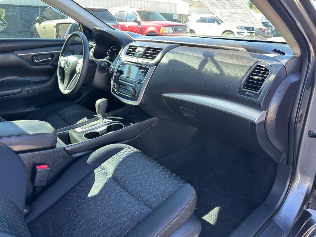 2016 Nissan Altima SV photo 14