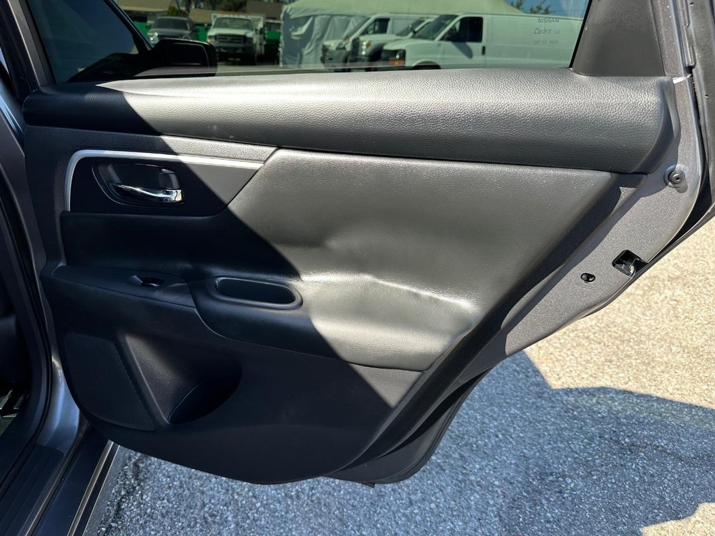2016 Nissan Altima SV photo 16