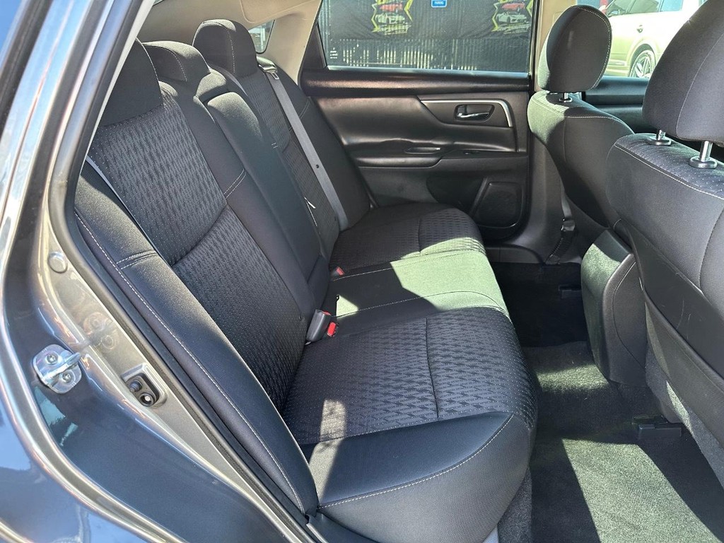 2016 Nissan Altima SV photo 17