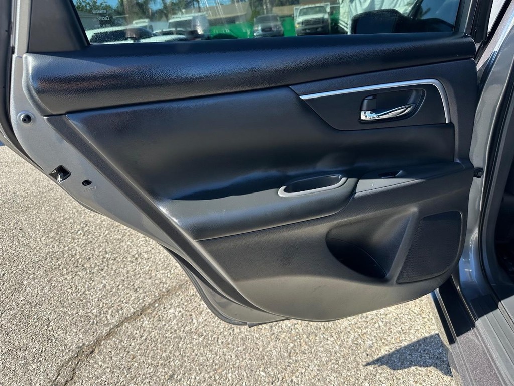 2016 Nissan Altima SV photo 18