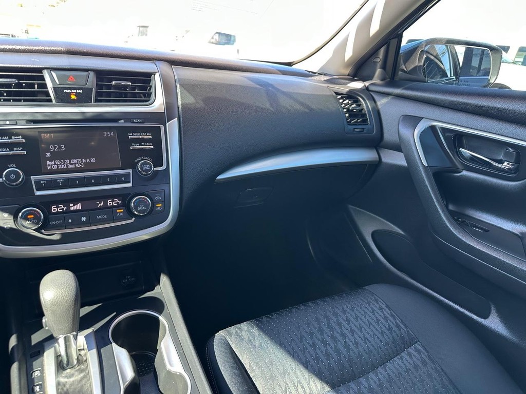 2016 Nissan Altima SV photo 21