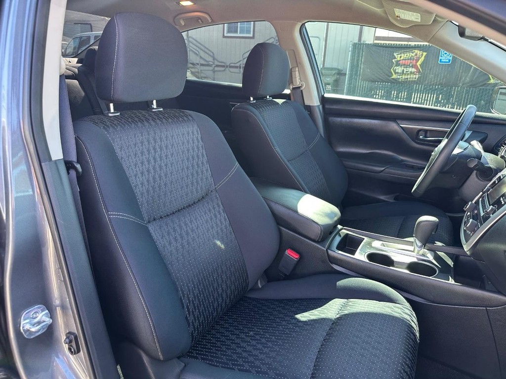 2016 Nissan Altima SV photo 25
