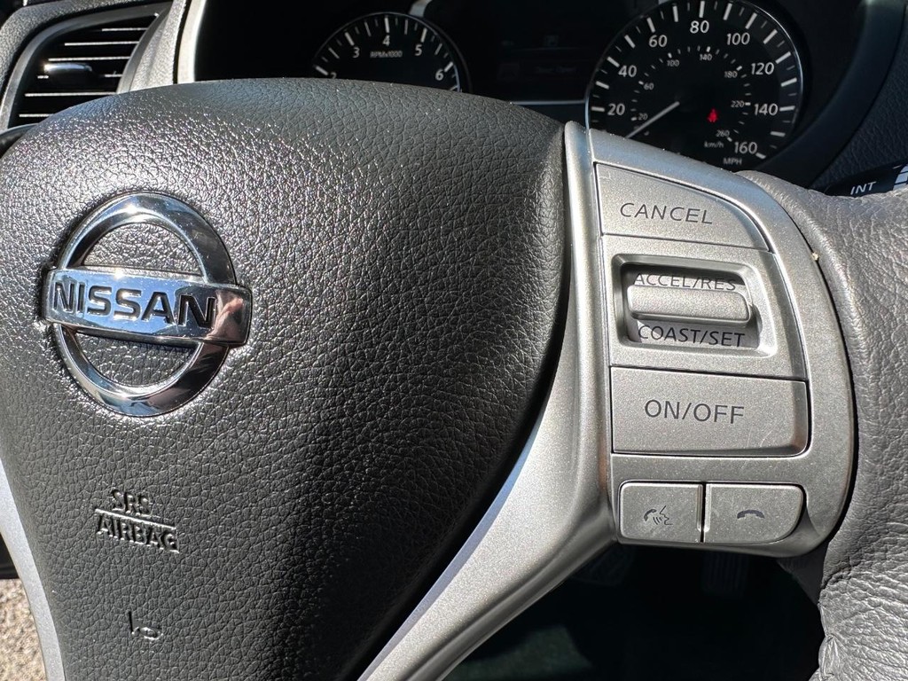 Nissan Altima Vehicle Full-screen Gallery Image 36