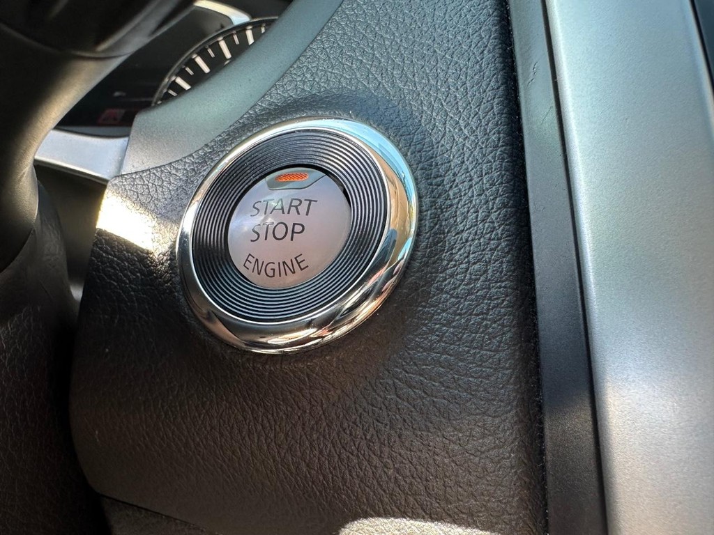 Nissan Altima Vehicle Full-screen Gallery Image 37