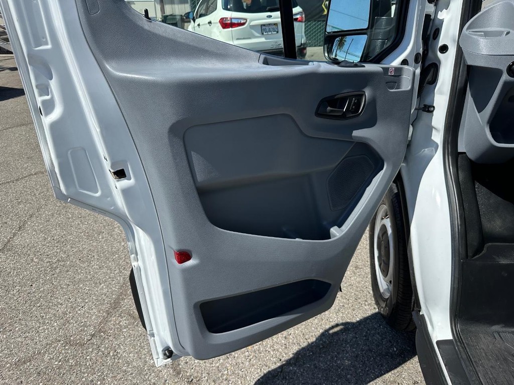 Ford Transit 250 Vehicle Full-screen Gallery Image 26