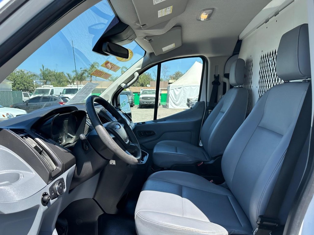 Ford Transit 250 Vehicle Full-screen Gallery Image 28