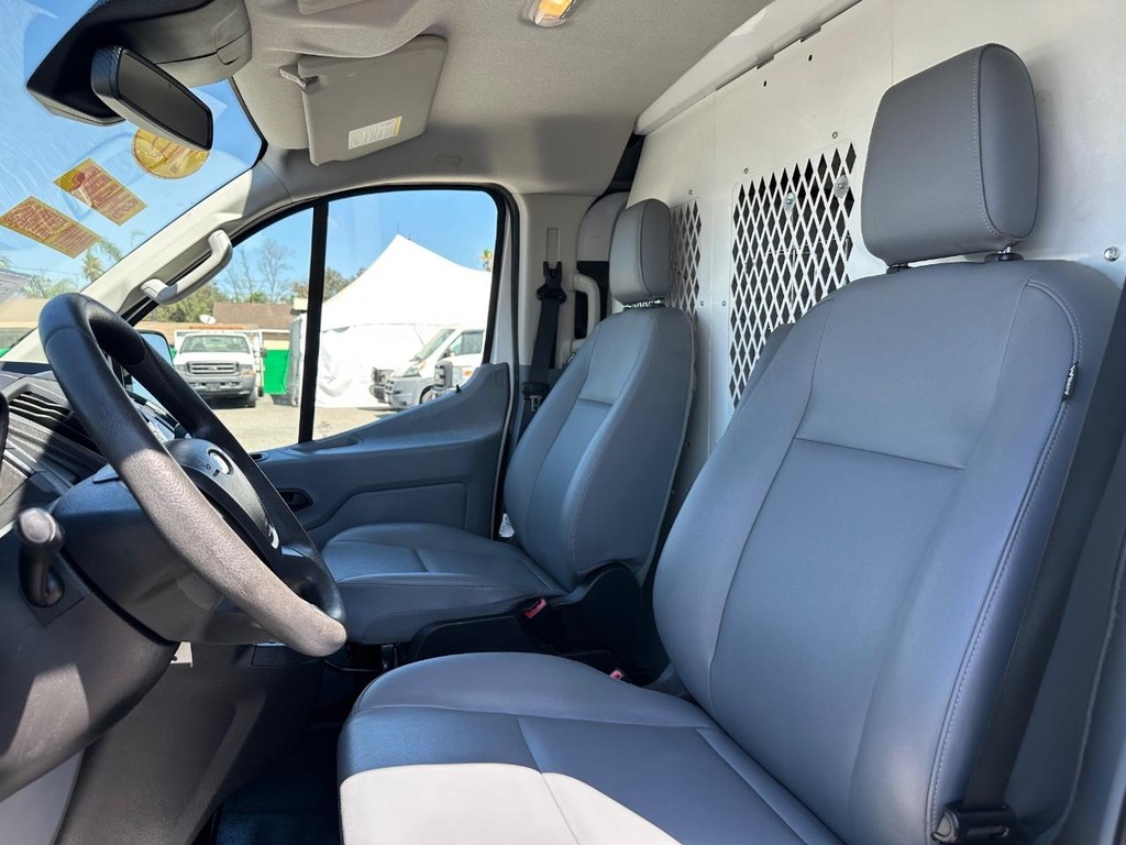 Ford Transit 250 Vehicle Full-screen Gallery Image 29