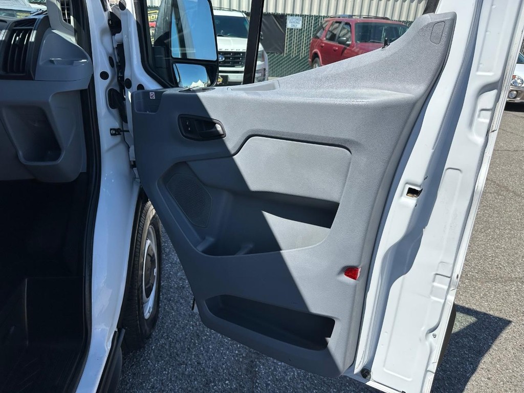Ford Transit 250 Vehicle Full-screen Gallery Image 30