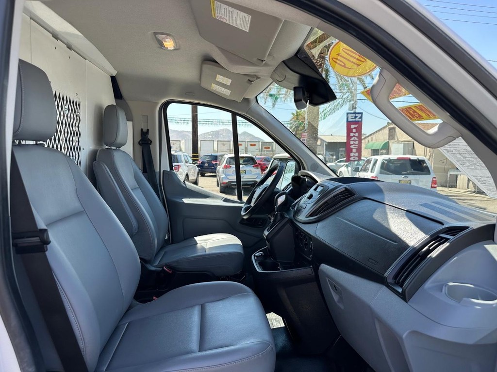 Ford Transit 250 Vehicle Full-screen Gallery Image 32
