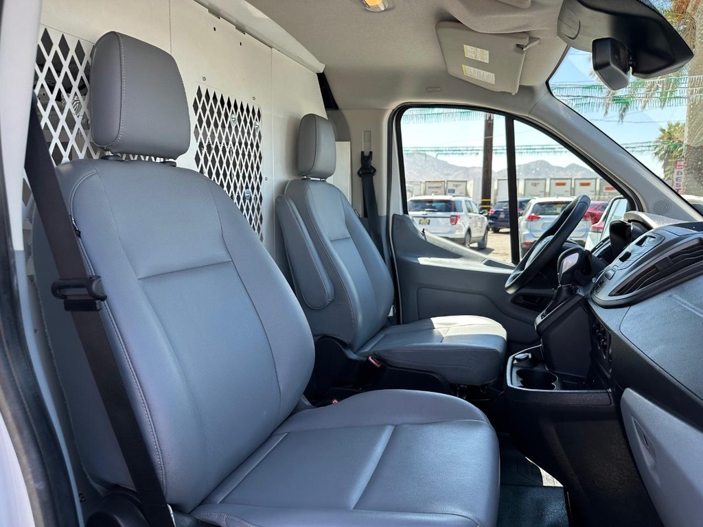 Ford Transit 250 Vehicle Full-screen Gallery Image 33