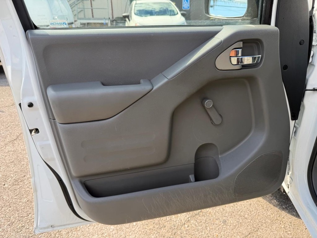 Nissan Frontier Vehicle Full-screen Gallery Image 14