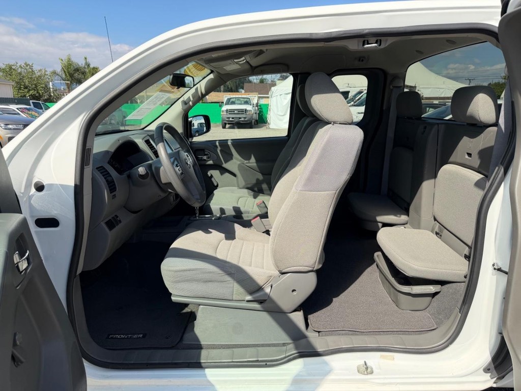 Nissan Frontier Vehicle Full-screen Gallery Image 16