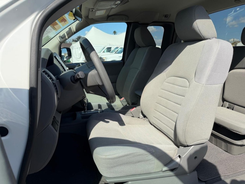 Nissan Frontier Vehicle Full-screen Gallery Image 17