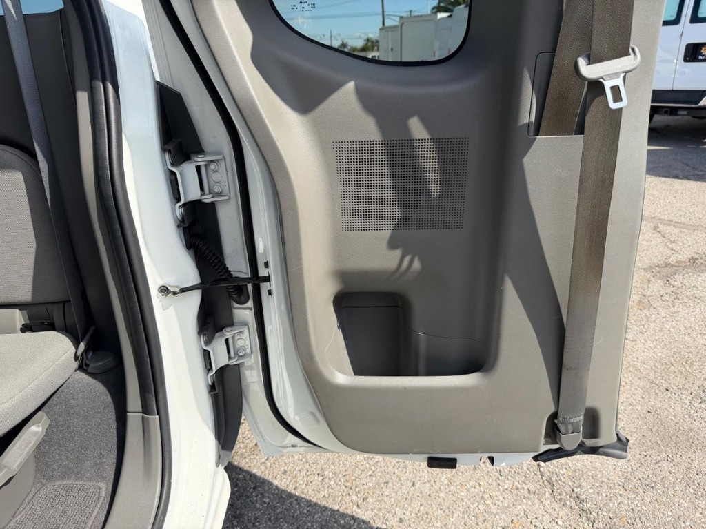 Nissan Frontier Vehicle Full-screen Gallery Image 18