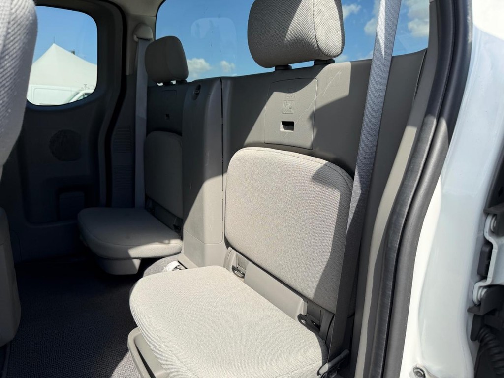 Nissan Frontier Vehicle Full-screen Gallery Image 19