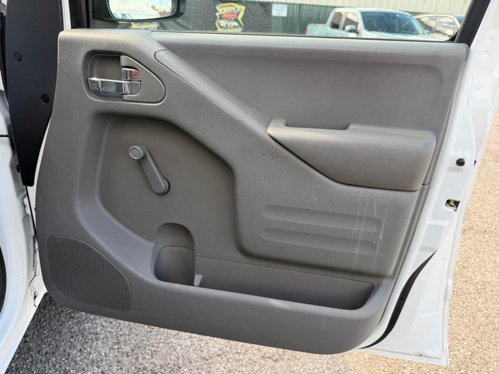 Nissan Frontier Vehicle Full-screen Gallery Image 20