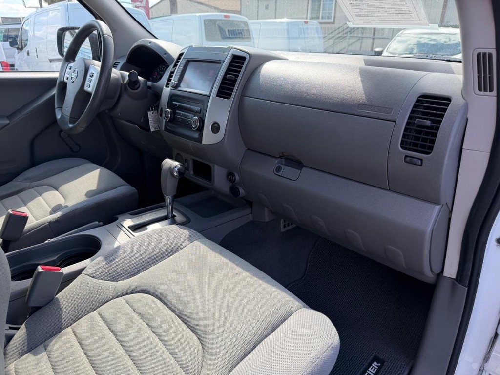 Nissan Frontier Vehicle Full-screen Gallery Image 21