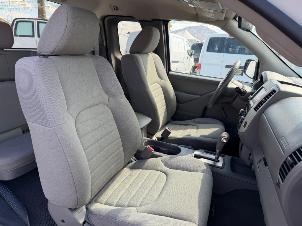 Nissan Frontier Vehicle Full-screen Gallery Image 23