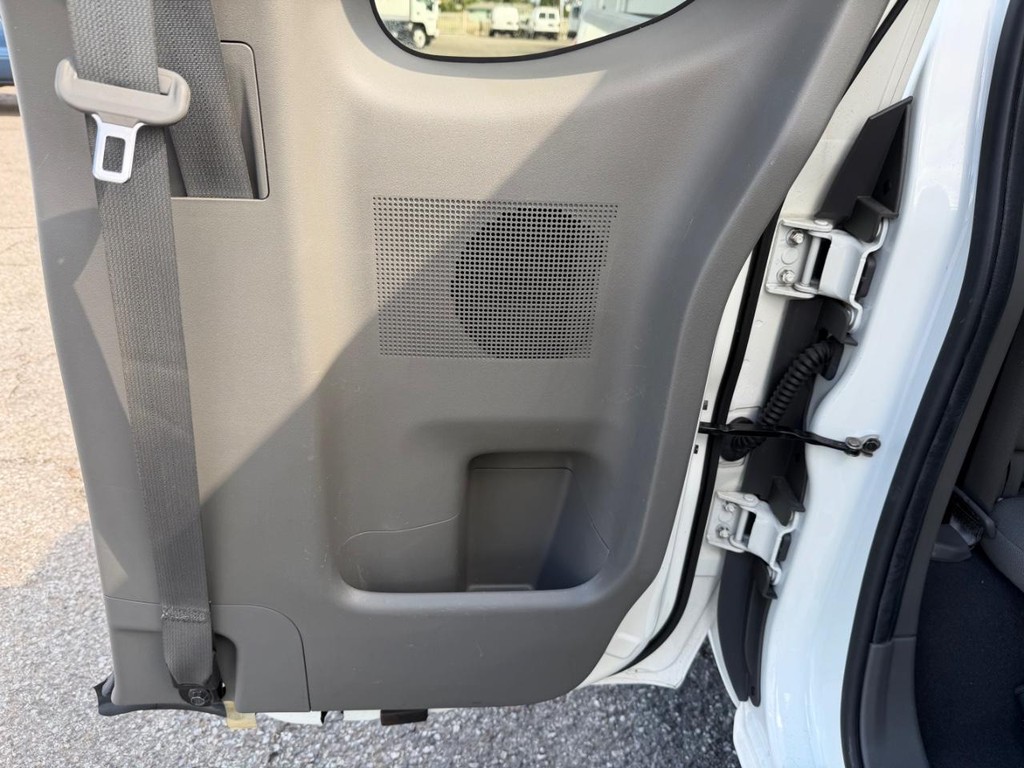 Nissan Frontier Vehicle Full-screen Gallery Image 24