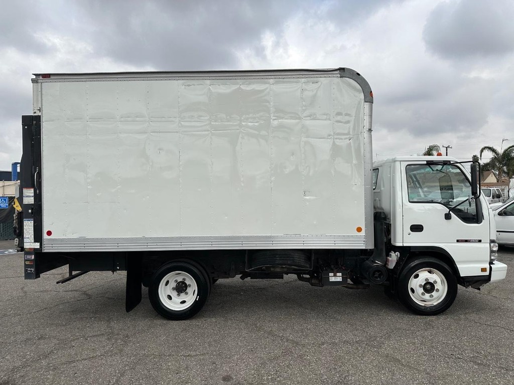 GMC W4500 14ft Box Truck w/ Liftgate Vehicle Full-screen Gallery Image 05