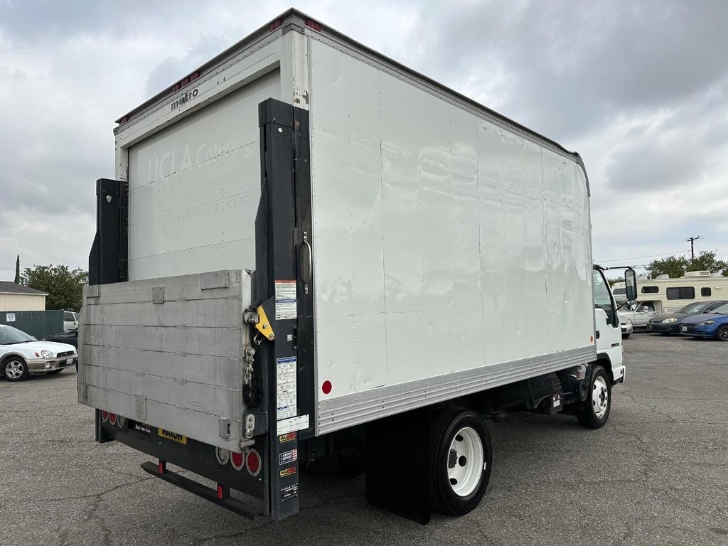 GMC W4500 14ft Box Truck w/ Liftgate Vehicle Full-screen Gallery Image 06