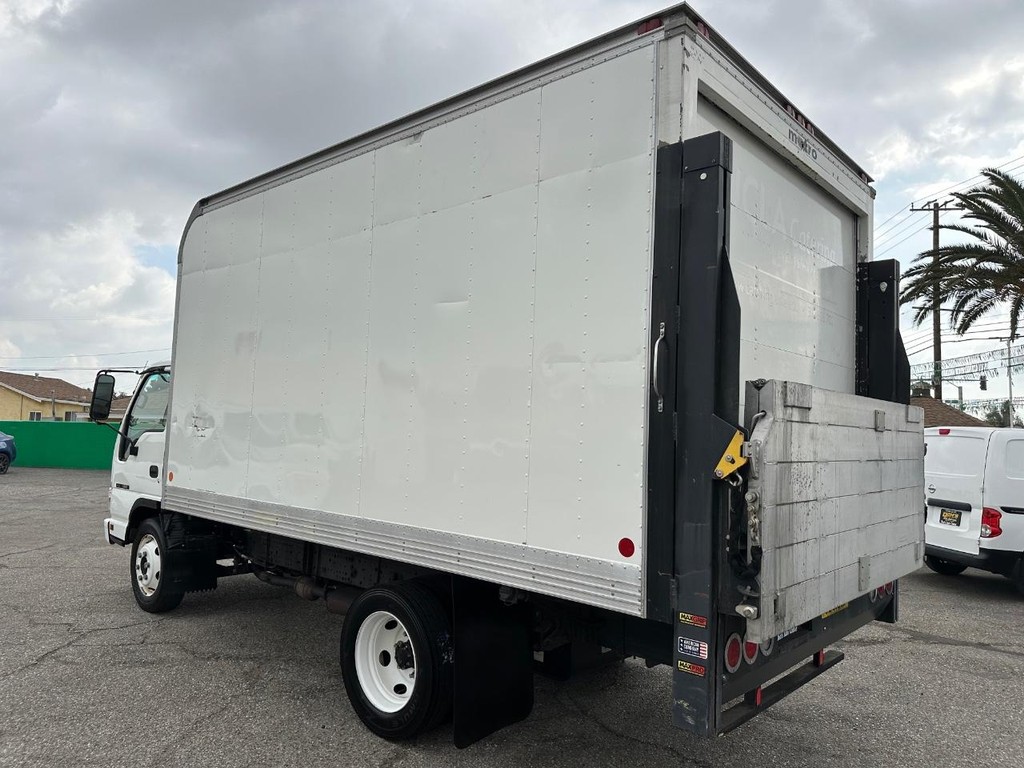 GMC W4500 14ft Box Truck w/ Liftgate Vehicle Full-screen Gallery Image 09