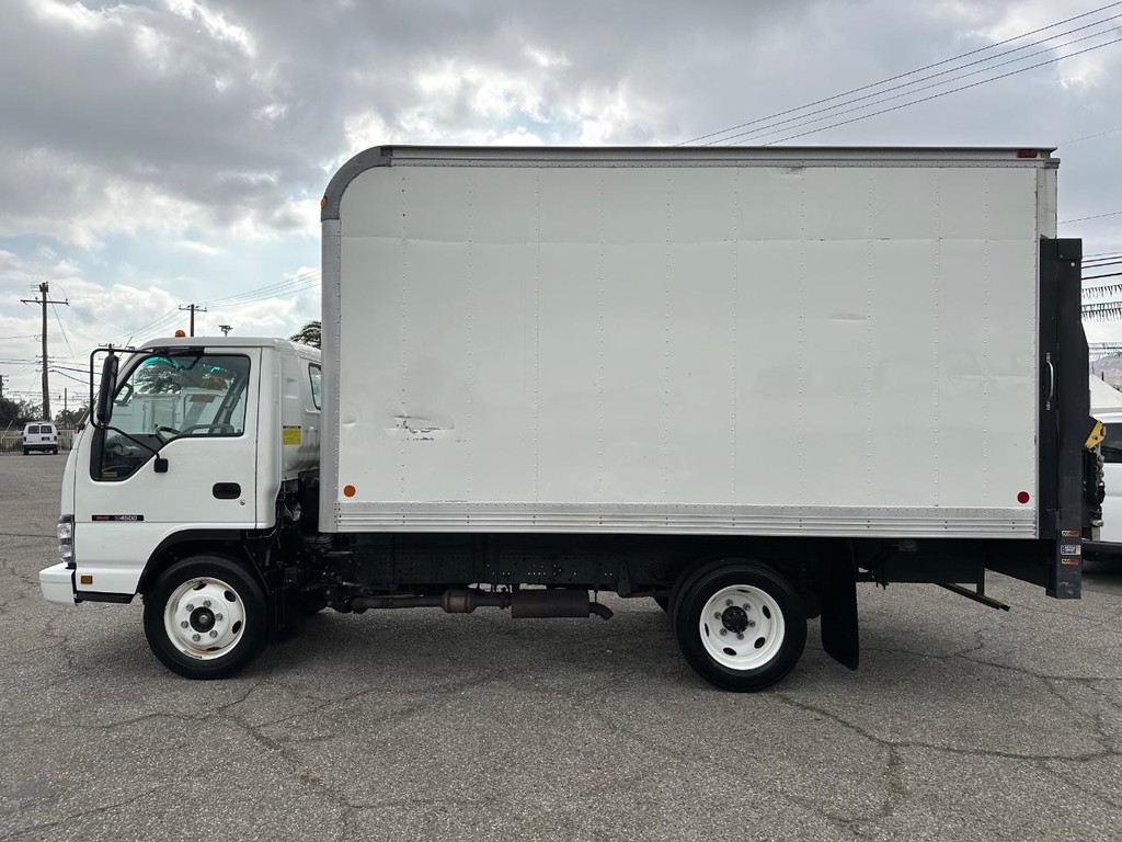 GMC W4500 14ft Box Truck w/ Liftgate Vehicle Full-screen Gallery Image 11