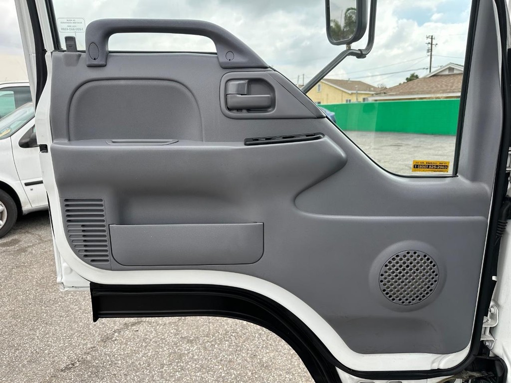 GMC W4500 14ft Box Truck w/ Liftgate Vehicle Full-screen Gallery Image 15